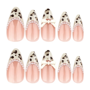 Faux ongles amande imprimé léopard avec perles et nœuds blancs en relief 3D