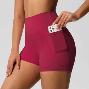 Détail du short de yoga rouge foncé à taille haute avec poches latérales pratiques