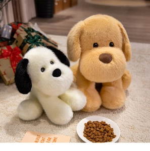 Dettaglio di morbidi cuccioli di peluche Golden Retriever in un ambiente accogliente con pacco