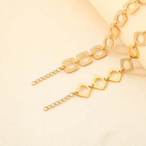 Bracelet chic en acier inoxydable plaqué or 18K avec maillons carrés ajourés mat et brillant