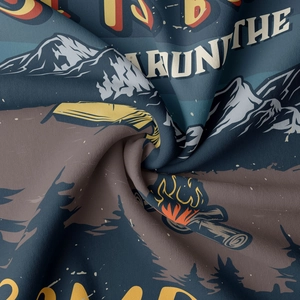 Vue macro détaillée montrant la texture douce du tissu et l'imprimé camping de la tapisserie