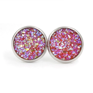 Gros plan sur des boucles d'oreilles 12mm en acier titane avec cristaux de résine violets