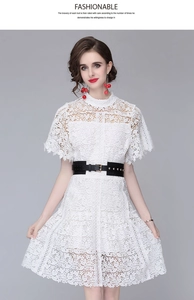 Detailansicht der weißen Spitze und des hohlen Designs an einem eleganten Kleid