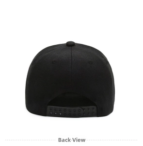 Vista posterior de gorra snapback negra de visera plana con cierre de plástico ajustable
