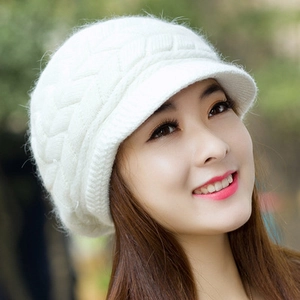 Boina de punto blanca para mujer con forro polar cálido y visera para el invierno