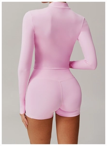 Rückansicht von rosa langärmeligem Yoga-Oberteil und Shorts aus schnelltrocknendem Gewebe