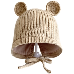 Niedliche Baby-Strickmütze mit Bärenohren und Bindebändern in Beige, warmer Winterstil