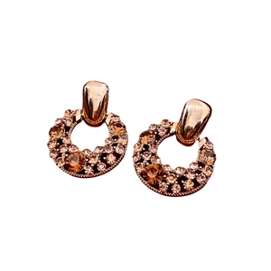 Orecchini vintage in oro rosa con cristalli champagne e finitura in metallo lucido