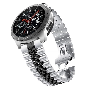 Detalle de la correa de reloj de acero inoxidable en plata y negro con cierre seguro