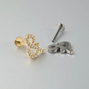Dettaglio macro del piercing labret in titanio G23 con design e commercial e zirconi