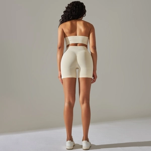 Dettaglio del set da yoga a coste senza cuciture con leggings a vita alta e reggiseno