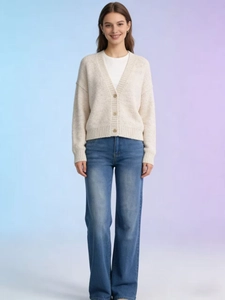 Cardigan in maglia beige da donna con scollo a V e jeans blu a gamba larga indossato dal modello