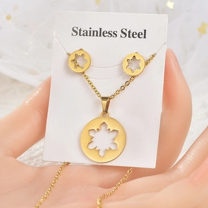 Détails du coffret collier et boucles d'oreilles flocon de neige en acier doré
