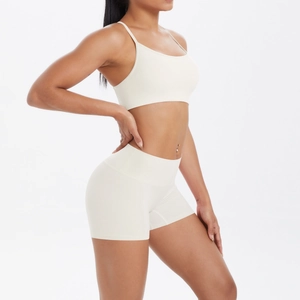 Détail de l'ensemble de yoga crème avec soutien-gorge de sport et short taille haute