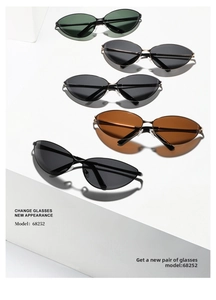 Dettaglio di cinque occhiali da sole cat-eye Y2K in vari colori su gradini bianchi