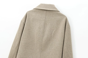 Dettaglio cappotto corto in lana kaki con cuciture del colletto e trama del tessuto fine