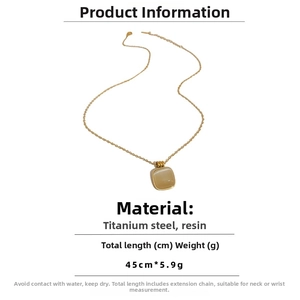 Détails du collier en acier titane avec pendentif carré en résine et spécifications