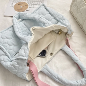 Vista dell'interno della borsa tote trapuntata blu con motivi a cuore e chiusura magnetica
