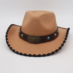 Vista dettagliata di un cappello da cowboy beige con borchie turchesi e fibbia a teschio.