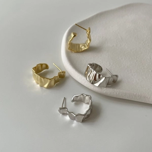 Minimalist wavy 925 sterling silver C-shaped earrings with unique crinkled metal texture