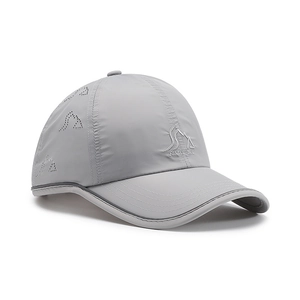Casquette de baseball grise à séchage rapide avec aérations laser et bord réfléchissant