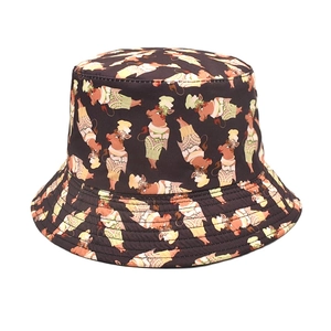 Détail de l'imprimé cochon de dessin animé sur le tissu du chapeau bob marron foncé