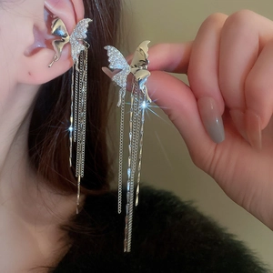 Détail du protège-oreille papillon argenté avec zircons étincelants et longues chaînes
