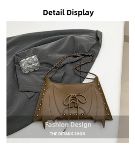 Sac à épaule aile de chauve-souris marron détail avec rivets et laçage élégant.