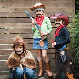 Costume da cowboy per bambini con cappelli marroni gilet e barbe finte