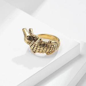 Anillo de cocodrilo vintage en acero inoxidable dorado con textura de piel realista