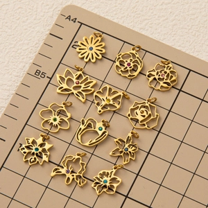 Ensemble de 12 pendentifs cube en acier titane avec zircons colorés pour la création de bijoux
