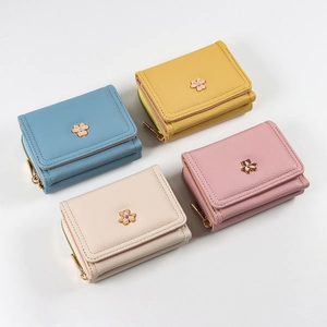Portafogli quadrati da donna in colori pastello con fibbia decorativa a forma di fiore