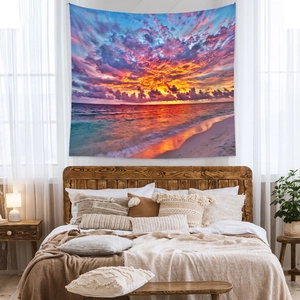Détail d'une tapisserie bohème de plage au coucher du soleil au-dessus d'un lit en bois