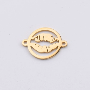 Makro-Detail eines goldenen lippenförmigen Edelstahl-Anhängers für DIY-Schmuckstücke
