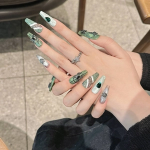 Unghie finte gotiche verde smeraldo con ragni 3D argento e disegni di ragnatele