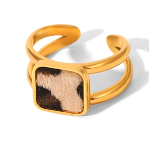 Makro-Detail des goldenen Edelstahl-Doppelrings mit quadratischem Leopardenmuster