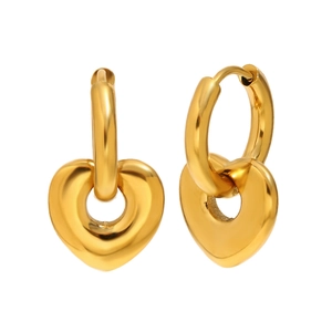 Boucles d'oreilles cœur évidé en acier inoxydable plaqué or 18 carats sur fond blanc