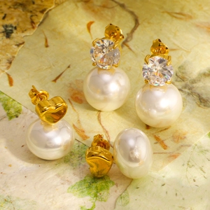 Boucles d'oreilles cœur dorées 18k et puces en zircon avec perles blanches pour femmes