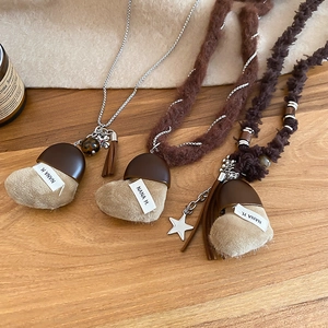 Gros plan de pendentifs en peluche en forme de cœur avec perles léopard et franges