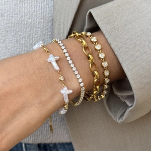 Vierteiliges goldenes Edelstahl-Armband-Set mit Kreuzperle und Zirkonia am Handgelenk