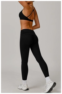 Détail de l'ensemble de yoga noir avec brassière à dos croisé et legging gainant taille haute