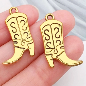 Nahaufnahme der goldenen Western-Cowboystiefel-Anhänger für DIY-Schmuckzubehör