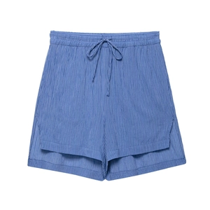 Short à rayures bleues et blanches avec cordon et fentes latérales sur fond blanc