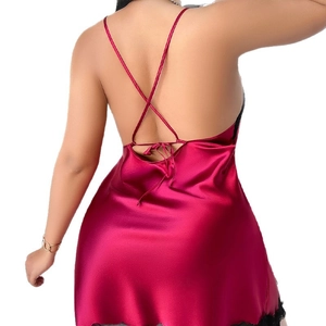 Nuisette sexy en satin bordeaux avec dentelle noire et bretelles croisées pour femme