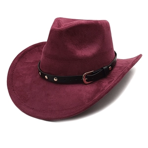 Détail du chapeau de cowboy bordeaux en suédine avec bande en cuir et rivets dorés