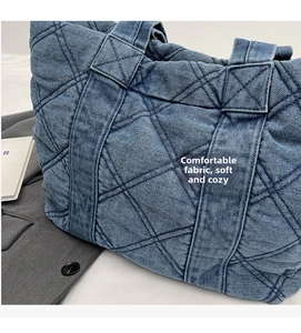 Gros plan sur le sac fourre-tout en denim bleu avec motif matelassé en losanges
