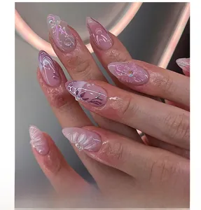 Dettaglio di fiori in rilievo 3D e gocce d'acqua su unghie con sfumatura rosa