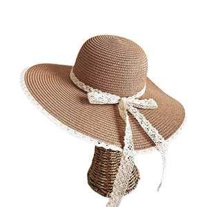 Cappello da sole in paglia kaki da donna con bordo in pizzo bianco e fiocco chic
