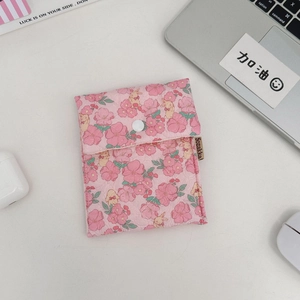 Detailansicht der rosa gesteppten Aufbewahrungstasche mit Blumenmuster und Hasendesign