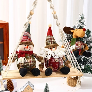 Primer plano de lindos muñecos de nieve y Papá Noel de Navidad sentados en un columpio de madera